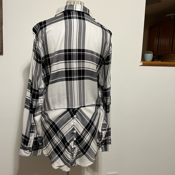 BeachLunchLounge Long Sleeve Button Back Detail Plaid Shirt Size Small - Picture 12 of 14